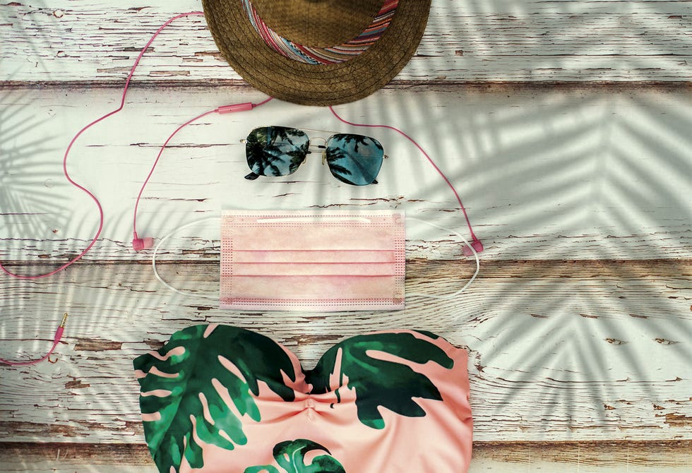 bañador y mascarilla en rosa para la playa