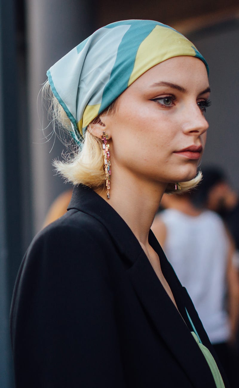 Come mettere il foulard tra i capelli in inverno