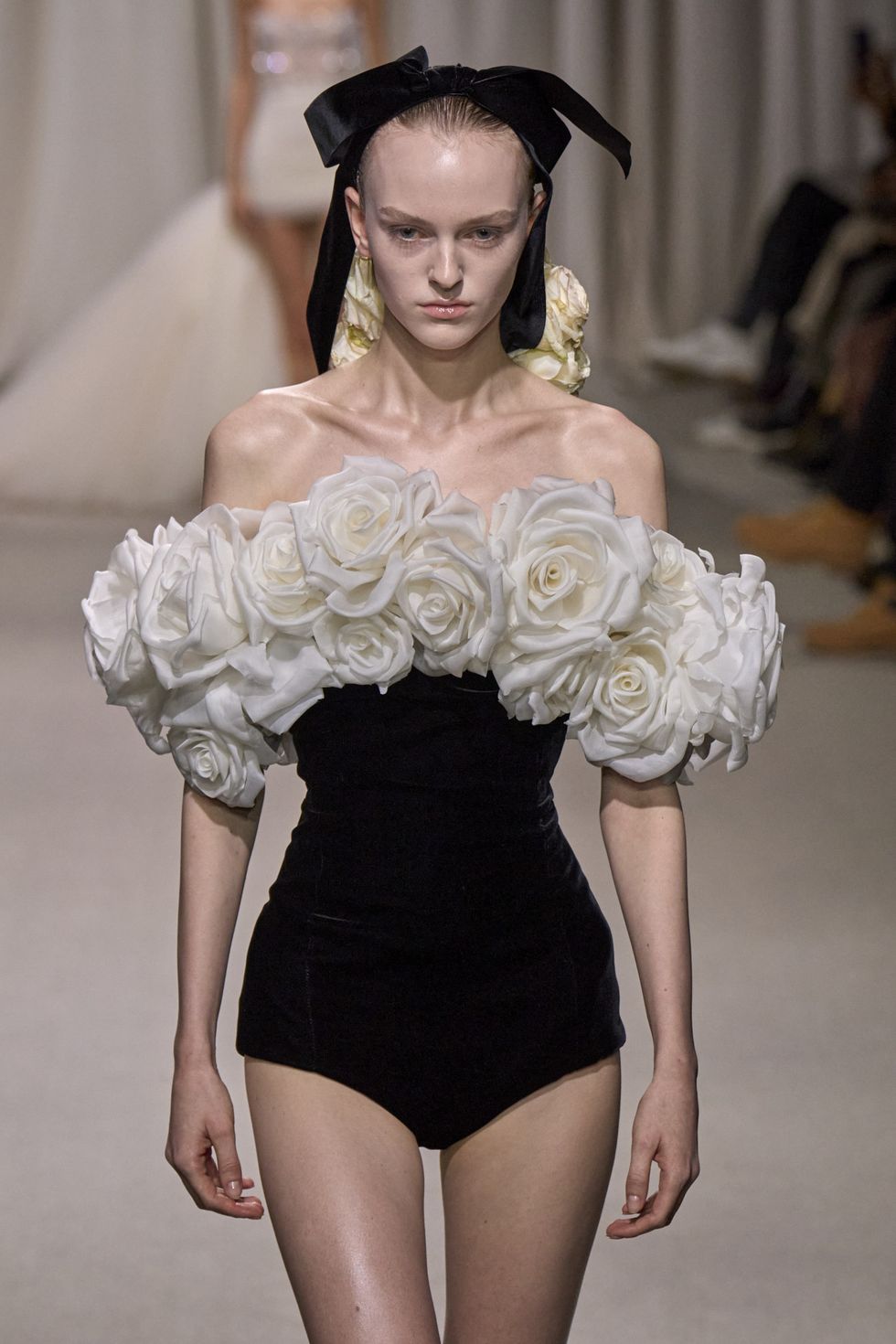 acconciature con fiocchi haute couture parigi primavera estate 2024