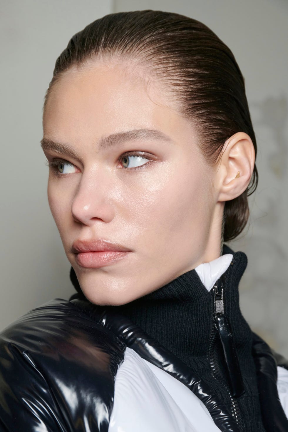 Cura dei capelli, asciugamano e viso donna ritratto in studio, isolato  sfondo bianco e bellezza del viso. Modello femminile, doccia pulita e panno  per la testa per felice Foto stock - Alamy