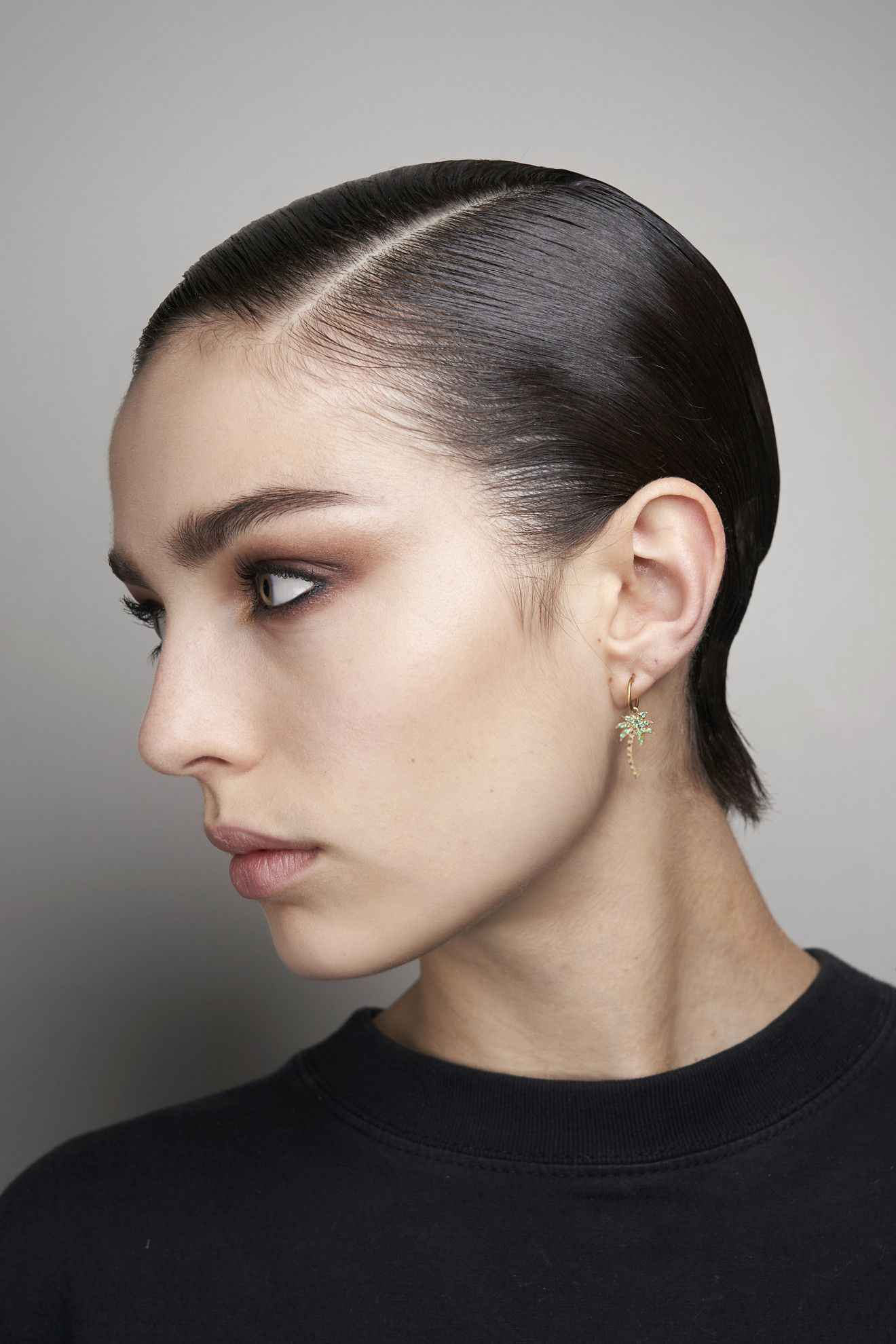 Cura dei capelli, asciugamano e viso donna ritratto in studio, isolato  sfondo bianco e bellezza del viso. Modello femminile, doccia pulita e panno  per la testa per felice Foto stock - Alamy