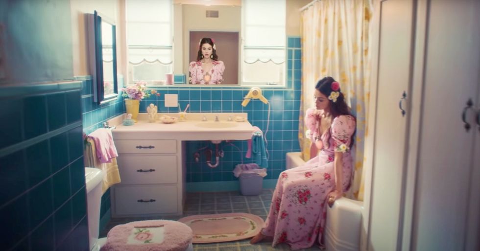 the bathroom from selena gomez's "de una vez" music video
