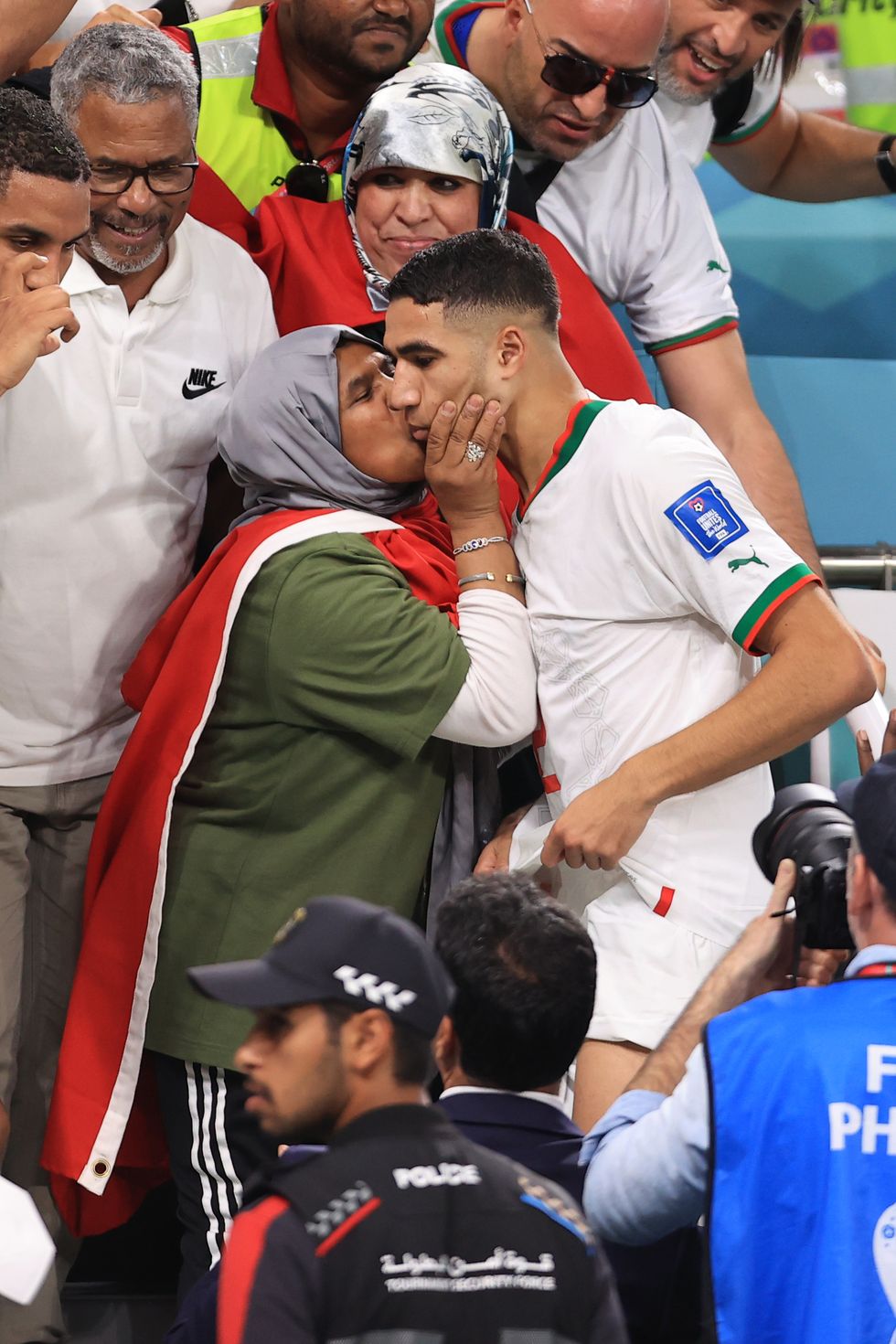 世界盃場邊小故事4  親情是最強大的魔法！阿什拉夫哈基米場邊擁吻母親