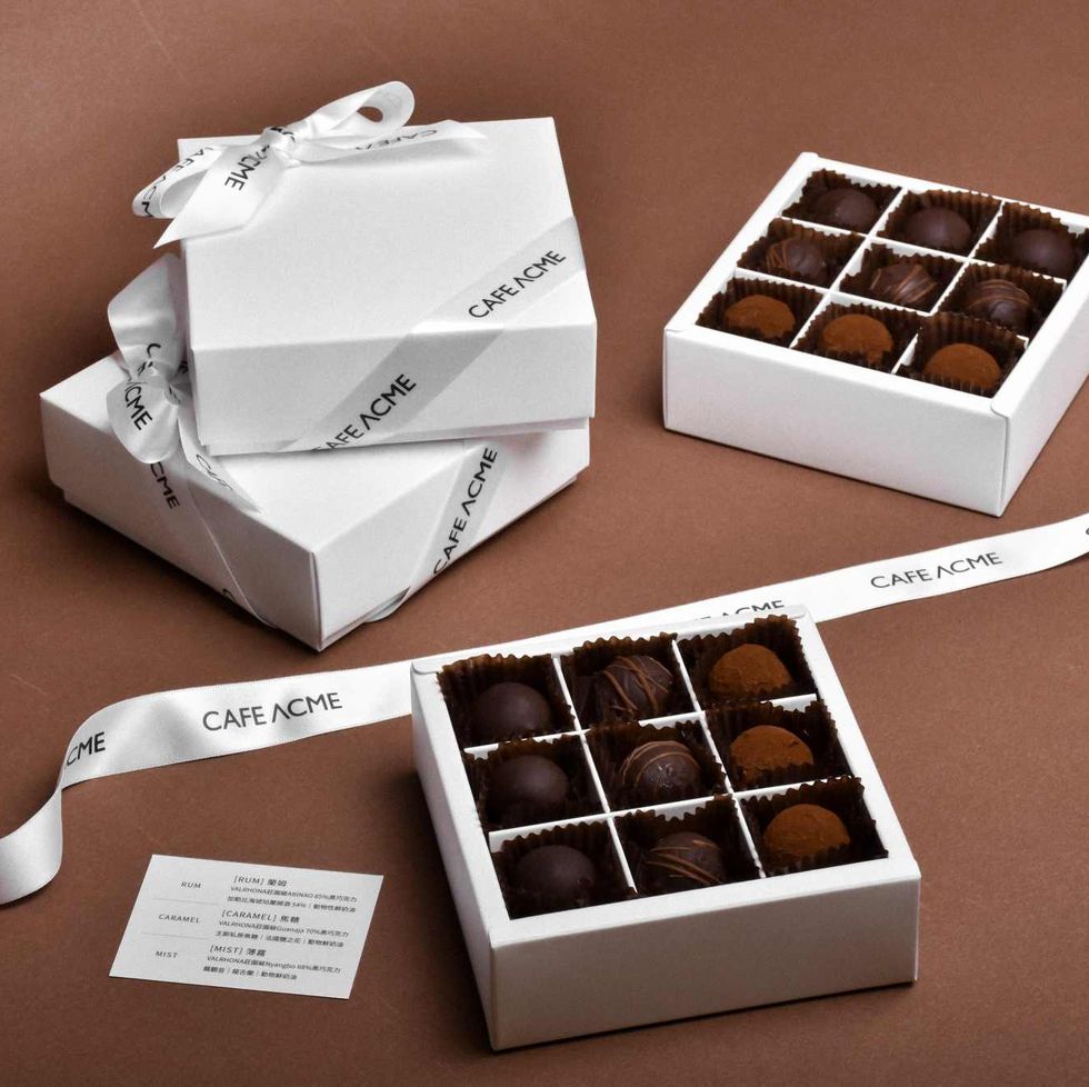 2023情人節為什麼要送巧克力？17款送「巧克力＋甜點」禮物推薦，包裹新鮮草莓的巧克力太誘人～