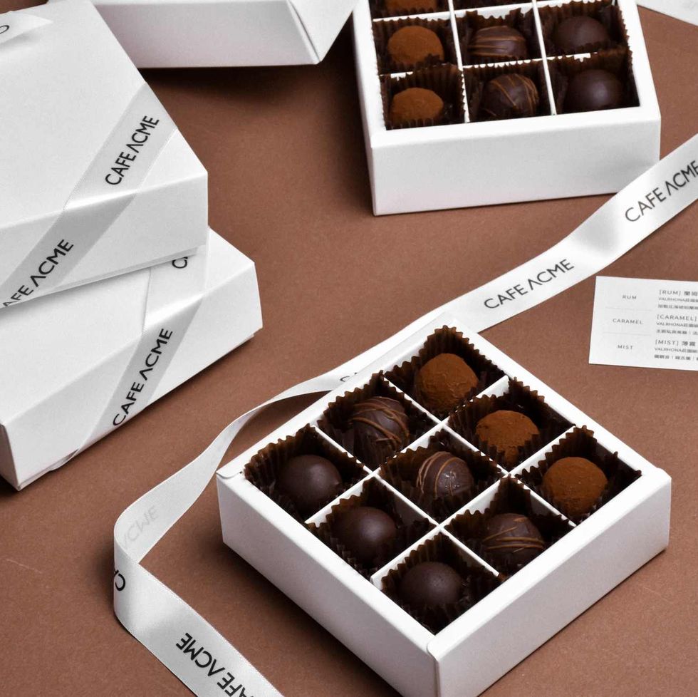 2023情人節為什麼要送巧克力？17款送「巧克力＋甜點」禮物推薦，包裹新鮮草莓的巧克力太誘人～