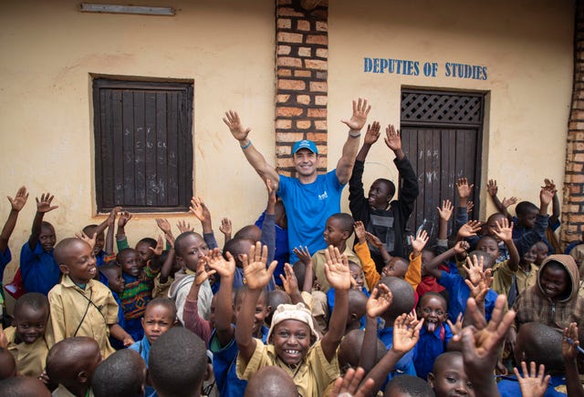 Jesús Vázquez posa con niños de un campo de refugiados de Ruanda