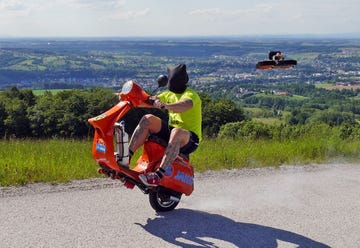 guenther schachermayr escalada en vespa en una rueda