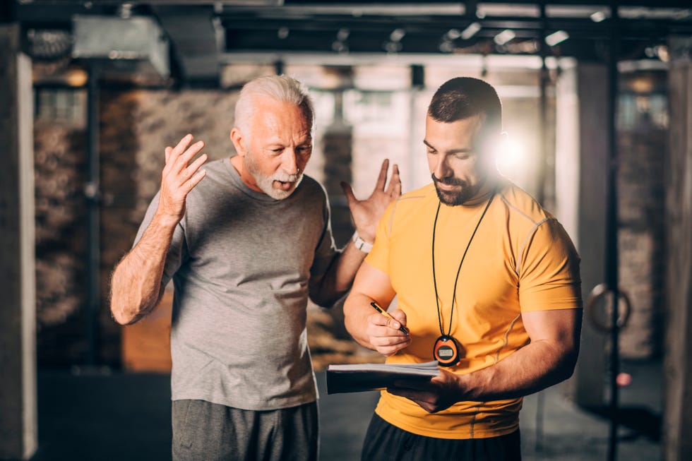 hombre discutiendo con su entrenador