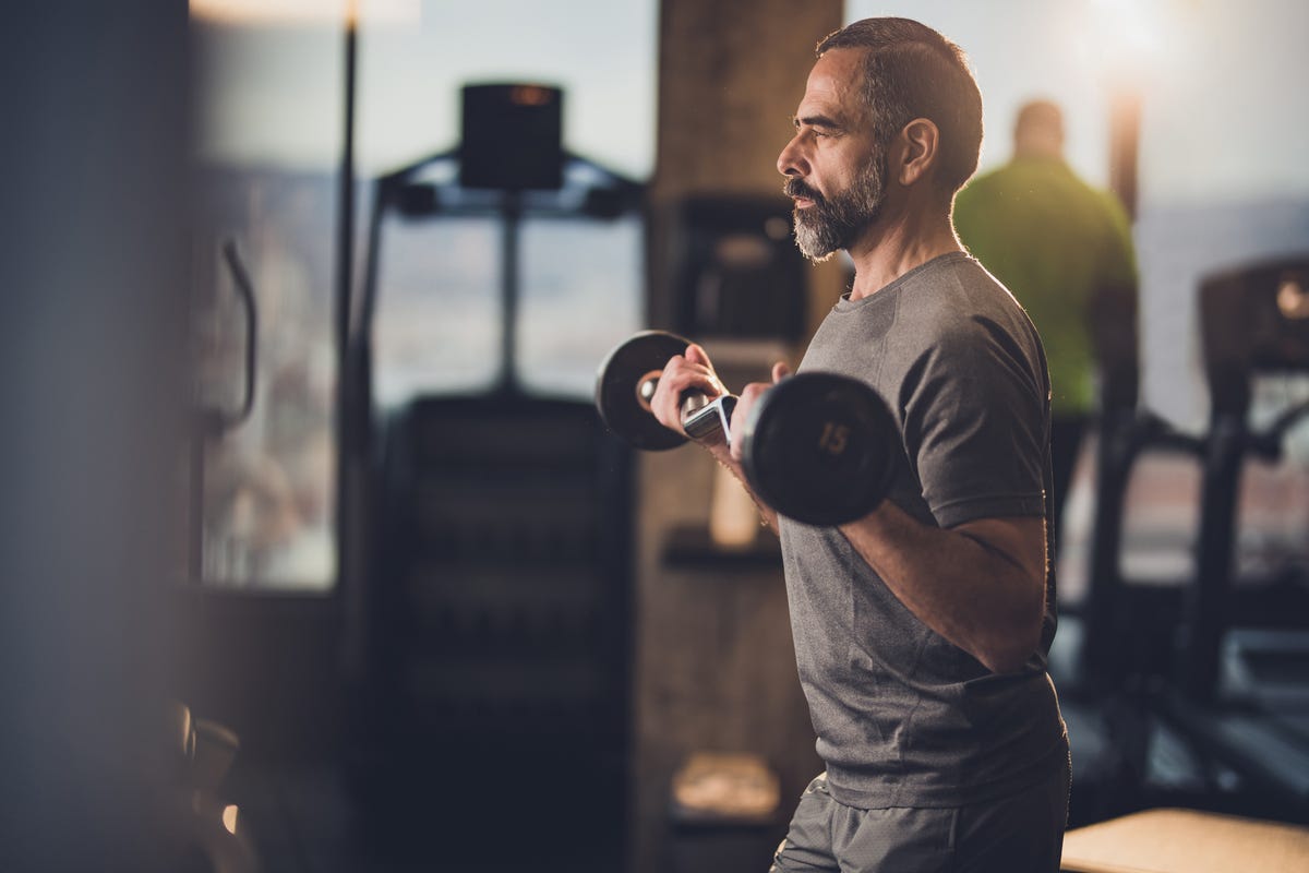 Fondo Hombre Entrenamiento Con Pesas En El Gimnasio Una Persona