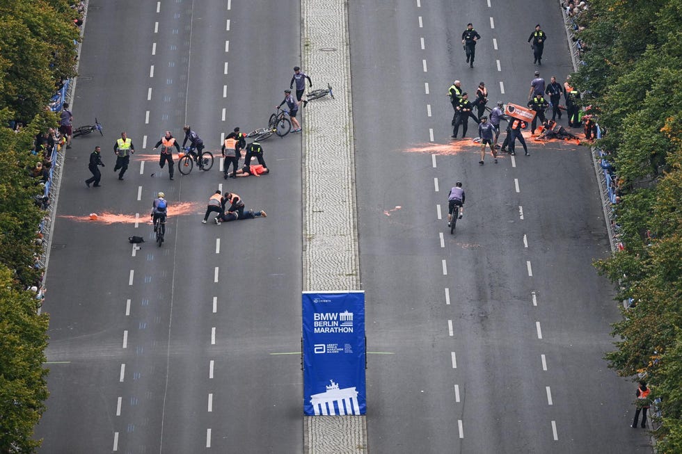 varios activistas climáticos tratan de cortar el maratón de berlín