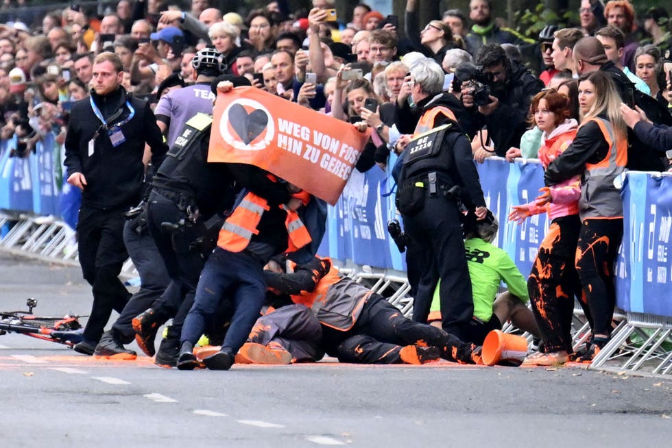 varios activistas climáticos son detenidos en el maratón de berlín tras arrojar pintura naranja