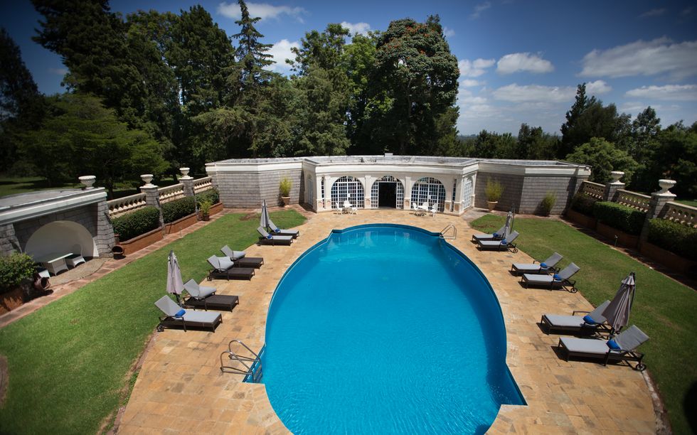 Swimming pool, Property, Estate, Building, Real estate, Grass, Backyard, House, Villa, Mansion, 