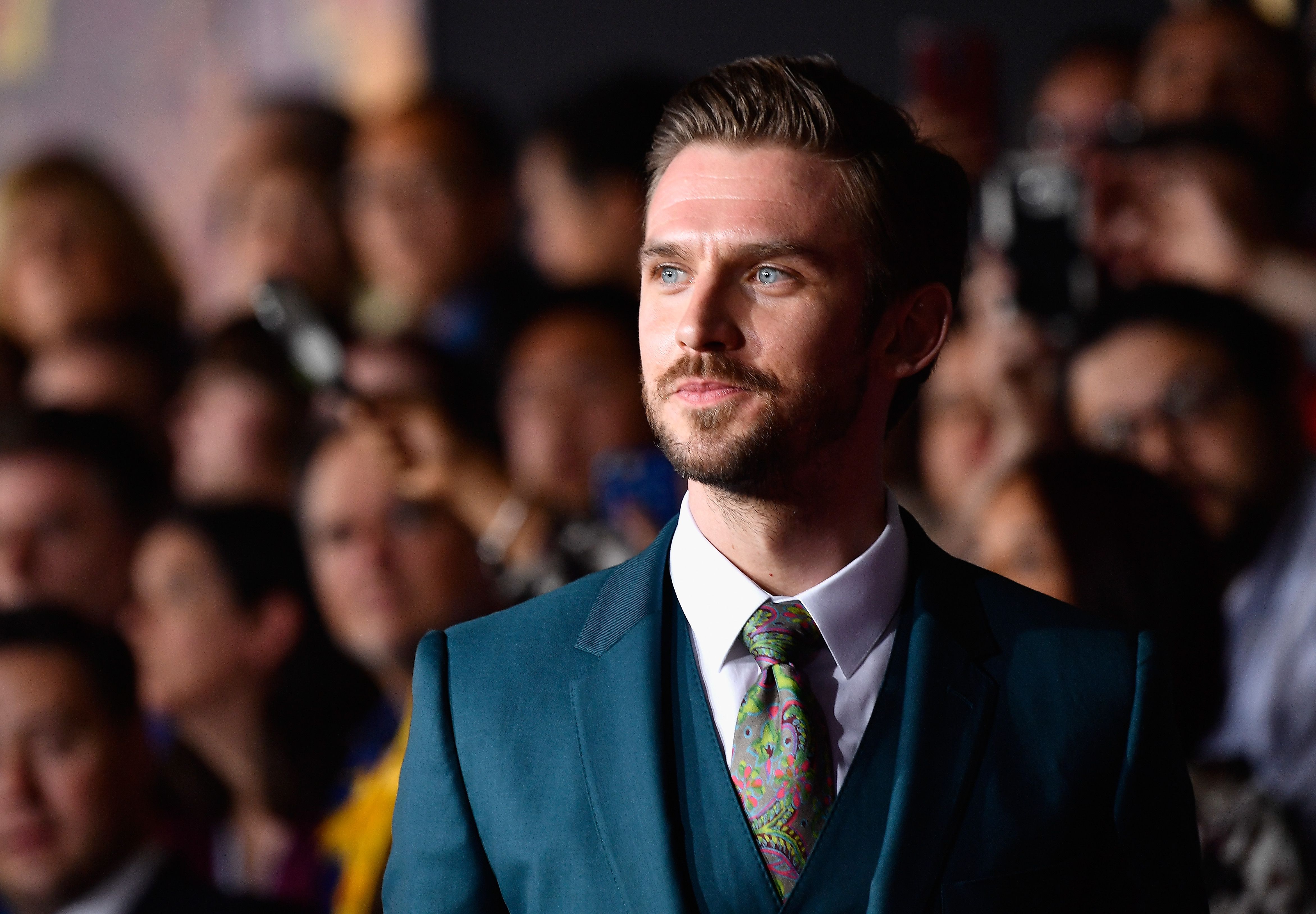 Dan Stevens summons a ghost in Blithe Spirit clip (Sky Cinema)