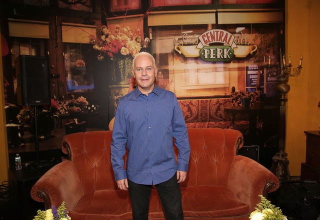 el actor, que dio vida al camarero gunther, posa en la cafetería central perk de la mítica serie