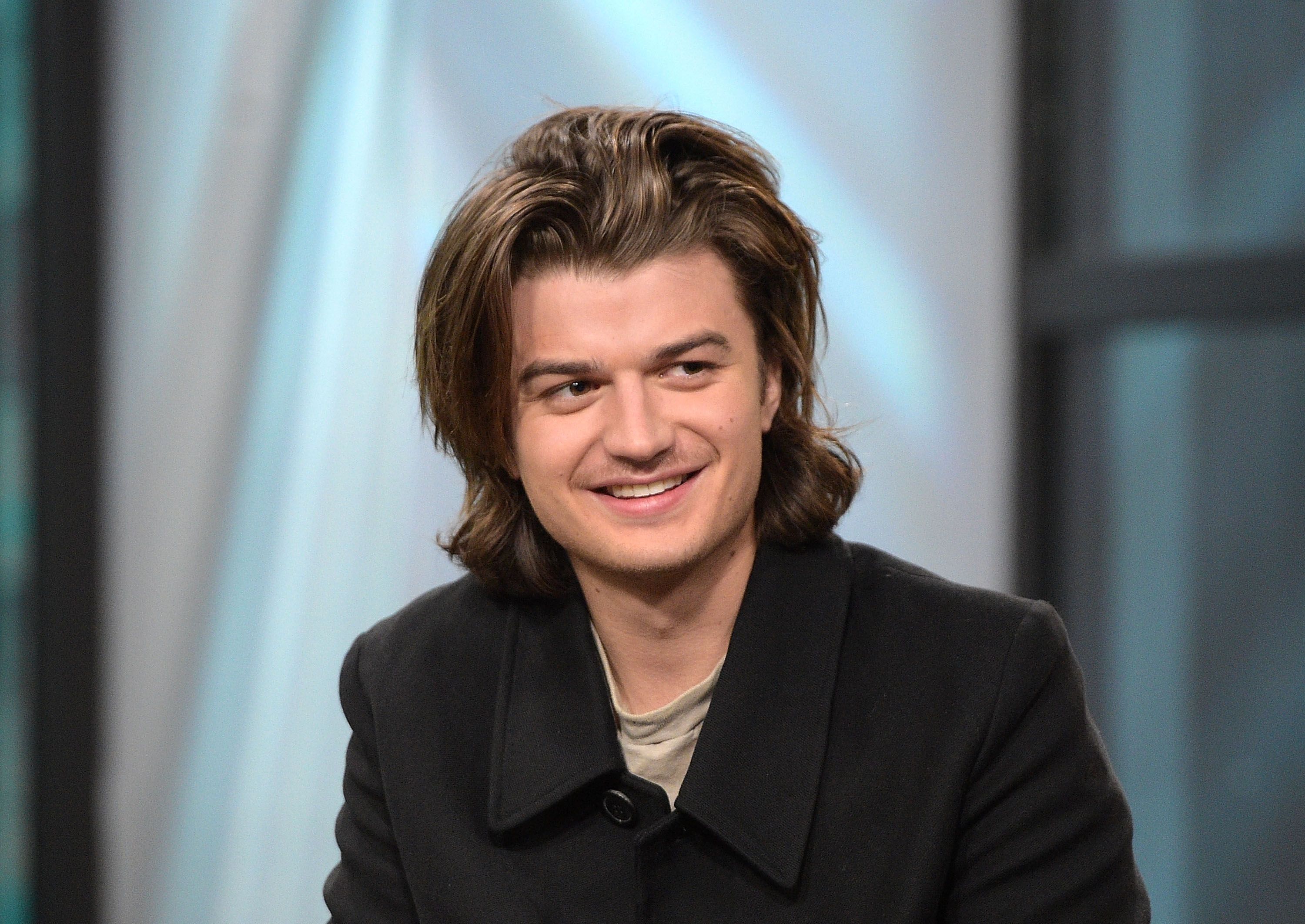 Joe Keery shows off new hair after getting DRAGGED for bowl cut bangs last  week | Daily Mail Online