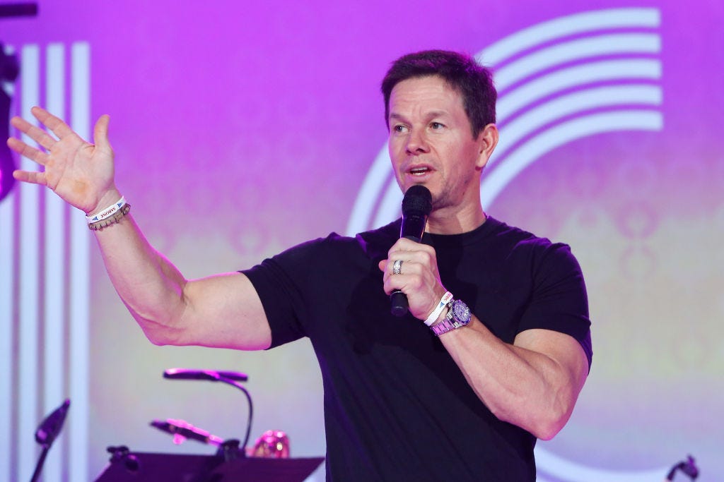 Mark Wahlberg presume de un six pack perfecto (y de entrenamiento de 45 ...