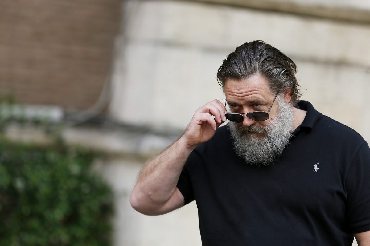 russell crowe en la barba del set