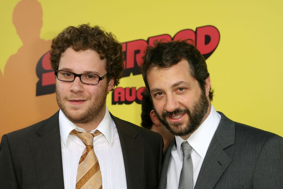 seth rogen poses with judd apatow