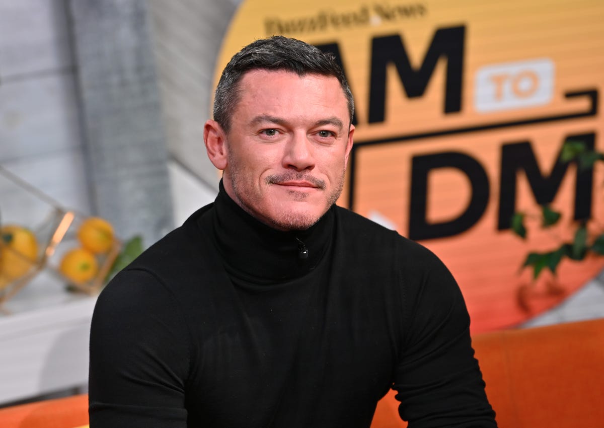 Luke Evans sin camiseta y con abdominales en bañador con 41 años