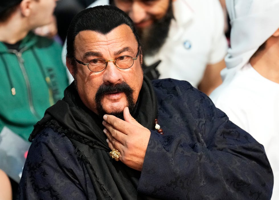 La impactante transformación física de Steven Seagal, el nuevo mejor