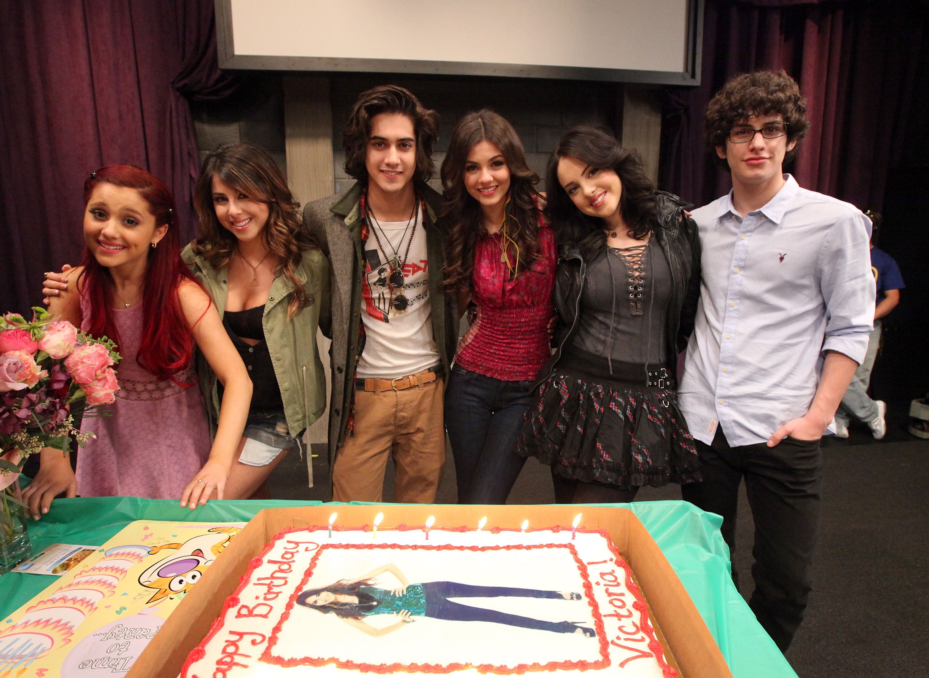 Ariana Grande, Victoria Justice, and Victorious Cast Celebrate 10-Year  Anniversary on Instagram