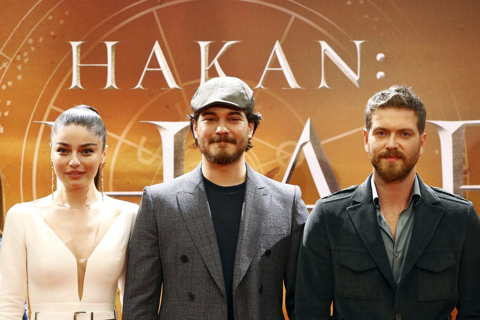 Çagatay Ulusoy, Engin Ozturk y Ayca Aysin Turan presentación El protector netflix