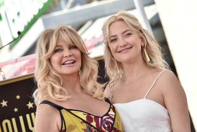 goldie hawn conratulaytes kate hudson on golden globe nomination