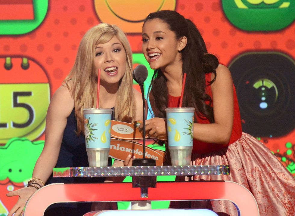 jennette mccurdy and ariana grande onstage at nickelodeon's 26th annual kids' choice awards