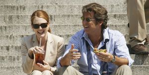 Julianne Moore en Pierce Brosnan eten en drinken op de set van Laws Of Attraction in 2003