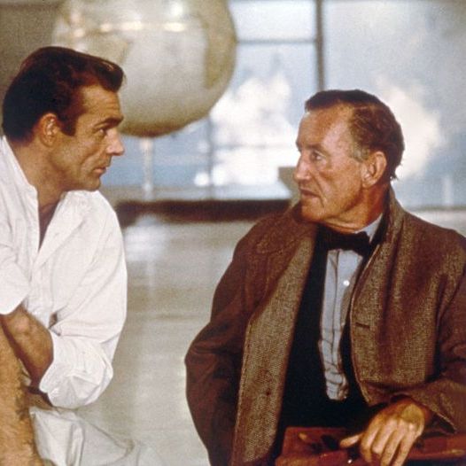 『007 ドクター・ノオ』のセットで話し合うショーン・コネリーとイアン・フレミング