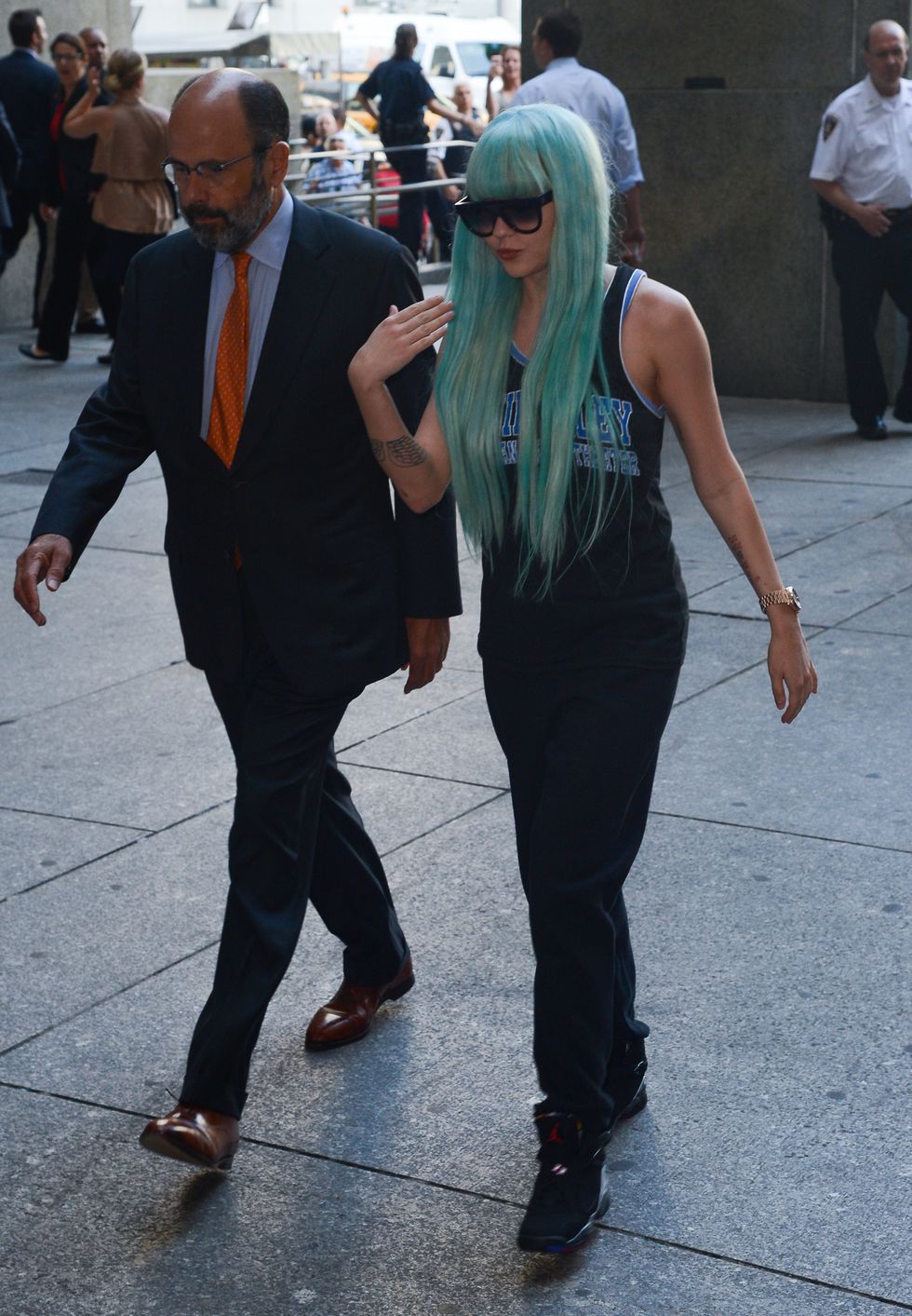 amanda bynes walking into a courthouse with her attorney