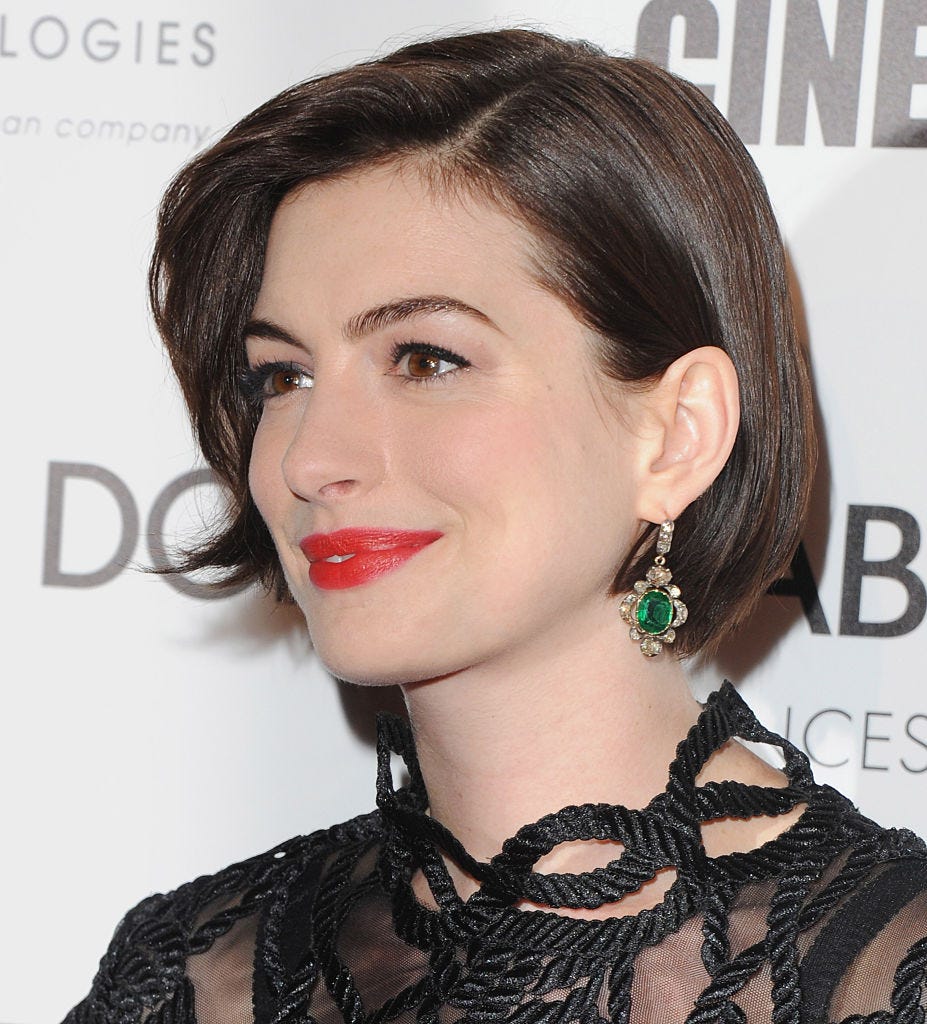 Anne Hathaway looks unrecognisable with a blonde 60s bob