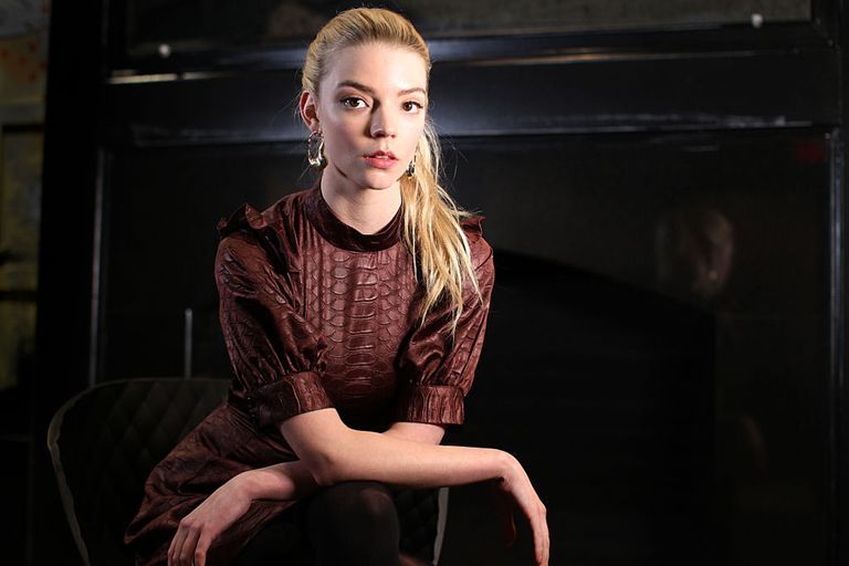 Anya Taylor Joy se caracterizando para interpretar Elizabeth Harmon na