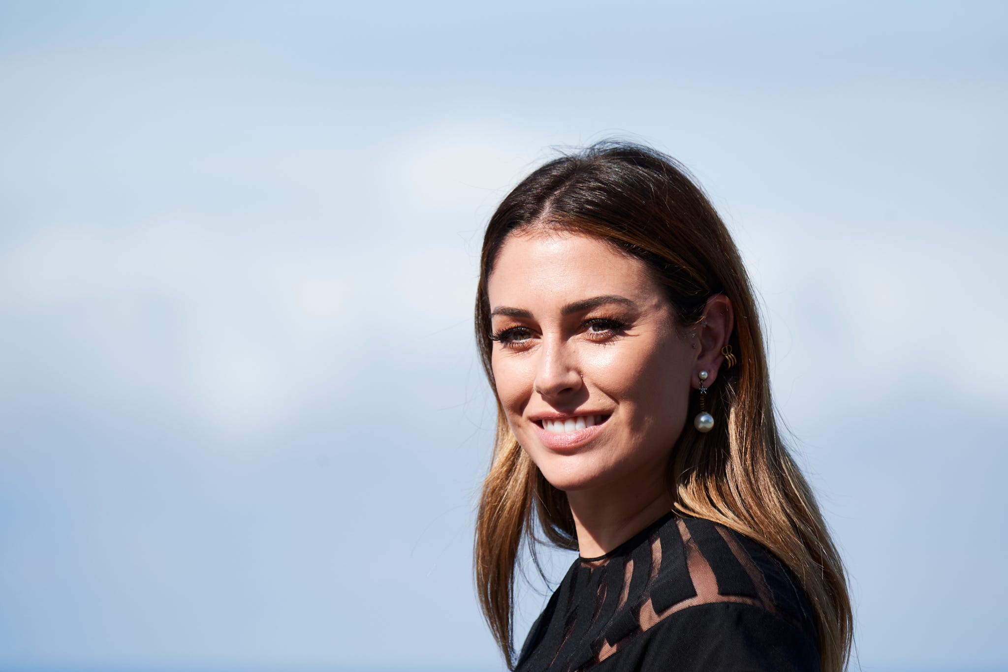 Blanca Suárez luce un vestido de cuello bobo y estilo barroco para  presentar su última película