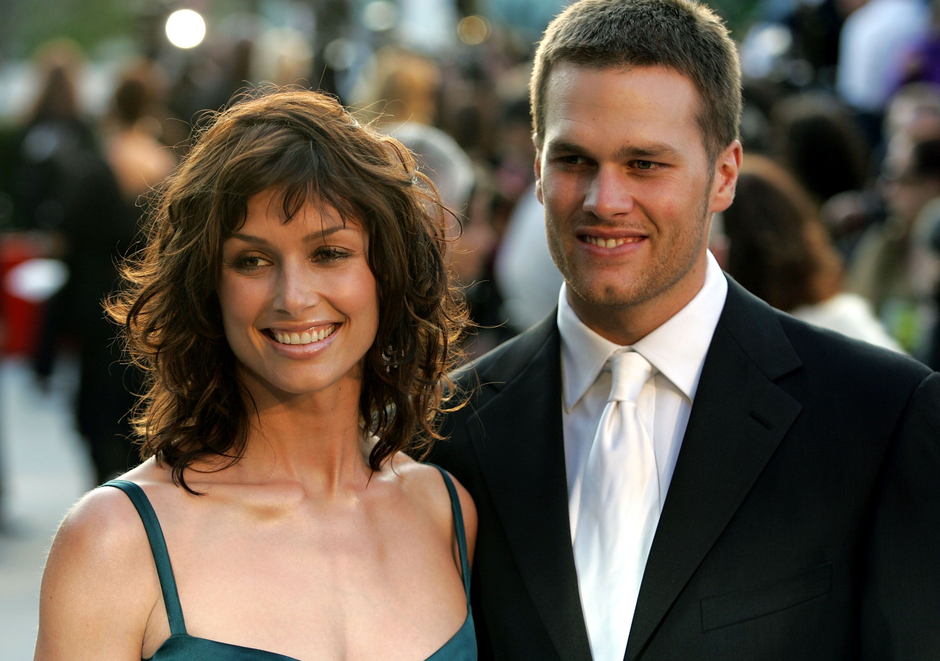 BRIDGET MOYNAHAN - CLEAVAGE - SMILING HEADSHOT !!!