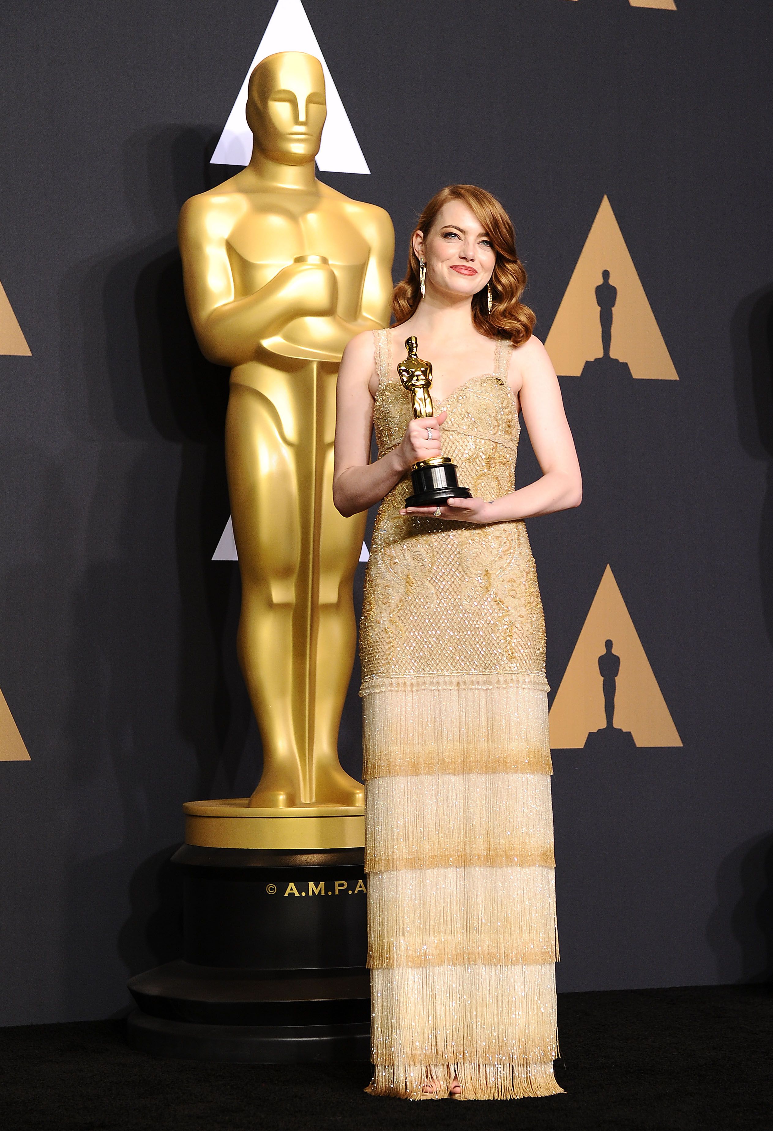 Emma Stone Wore Gold Louis Vuitton Dress to Oscars 2019 Red Carpet - Best  Twitter Reactions