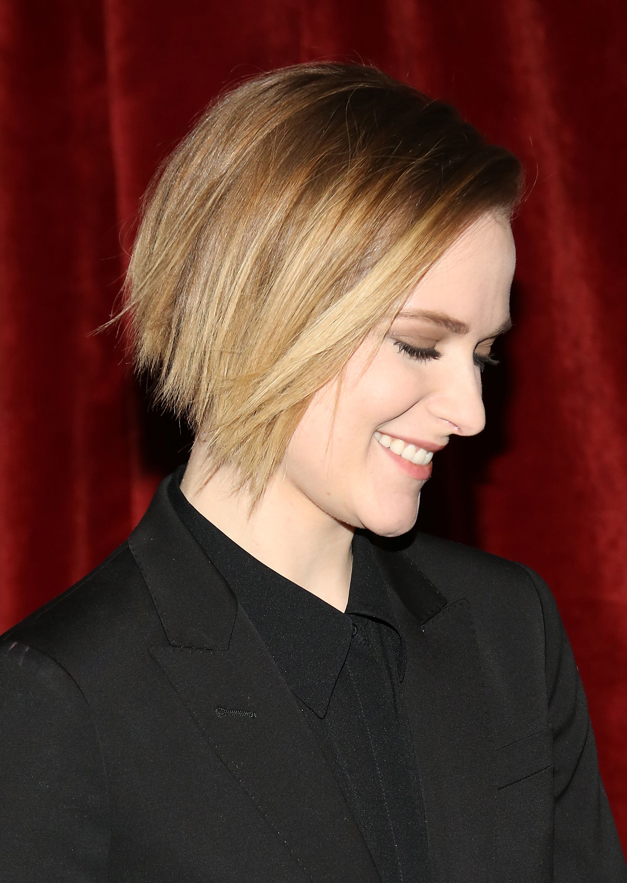 17 Best Short Hairstyles for Round Faces - Pixie, Bob, and Lob Haircuts