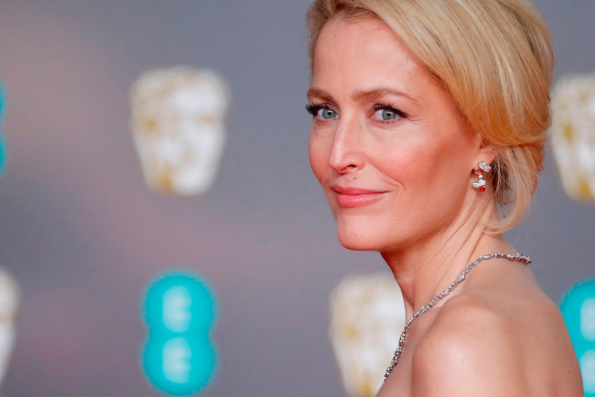 How Gillian Anderson Looks So Young At 52 - Her Anti-Aging Routine