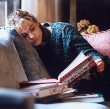 la actriz larisa oleynik en casa leyendo un libro
