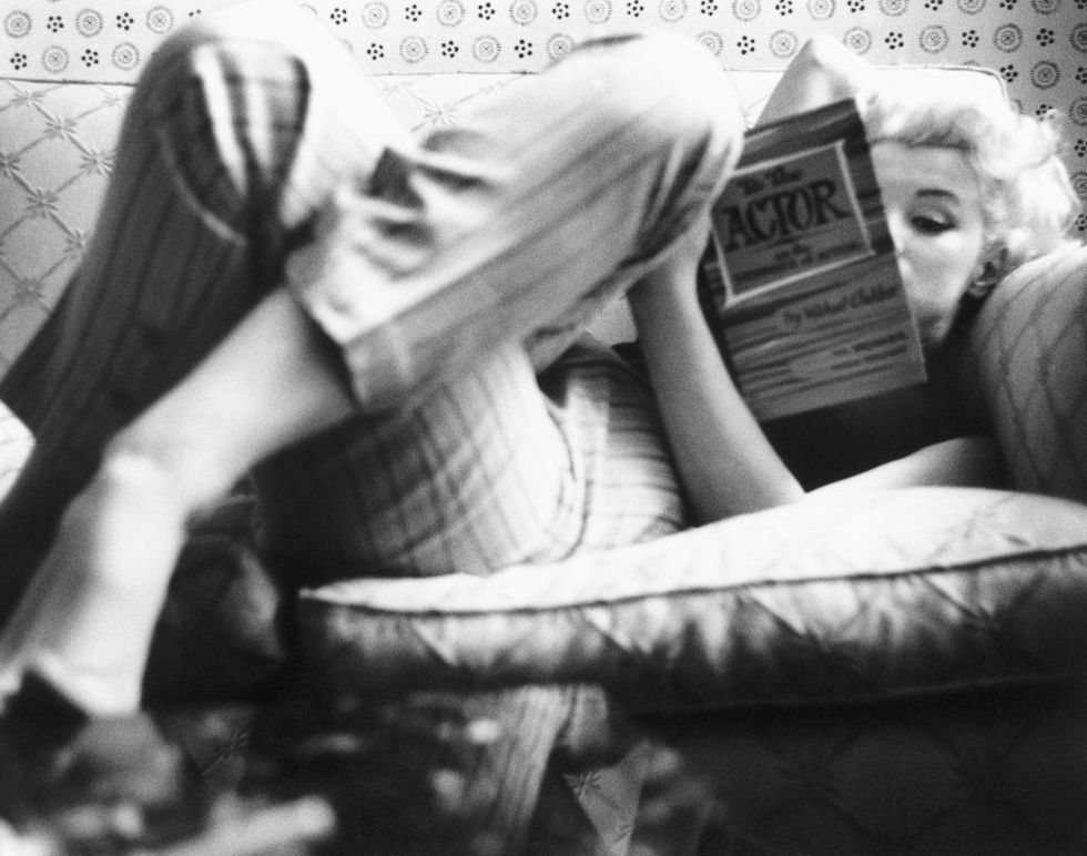 marilyn monroe leyendo un libro