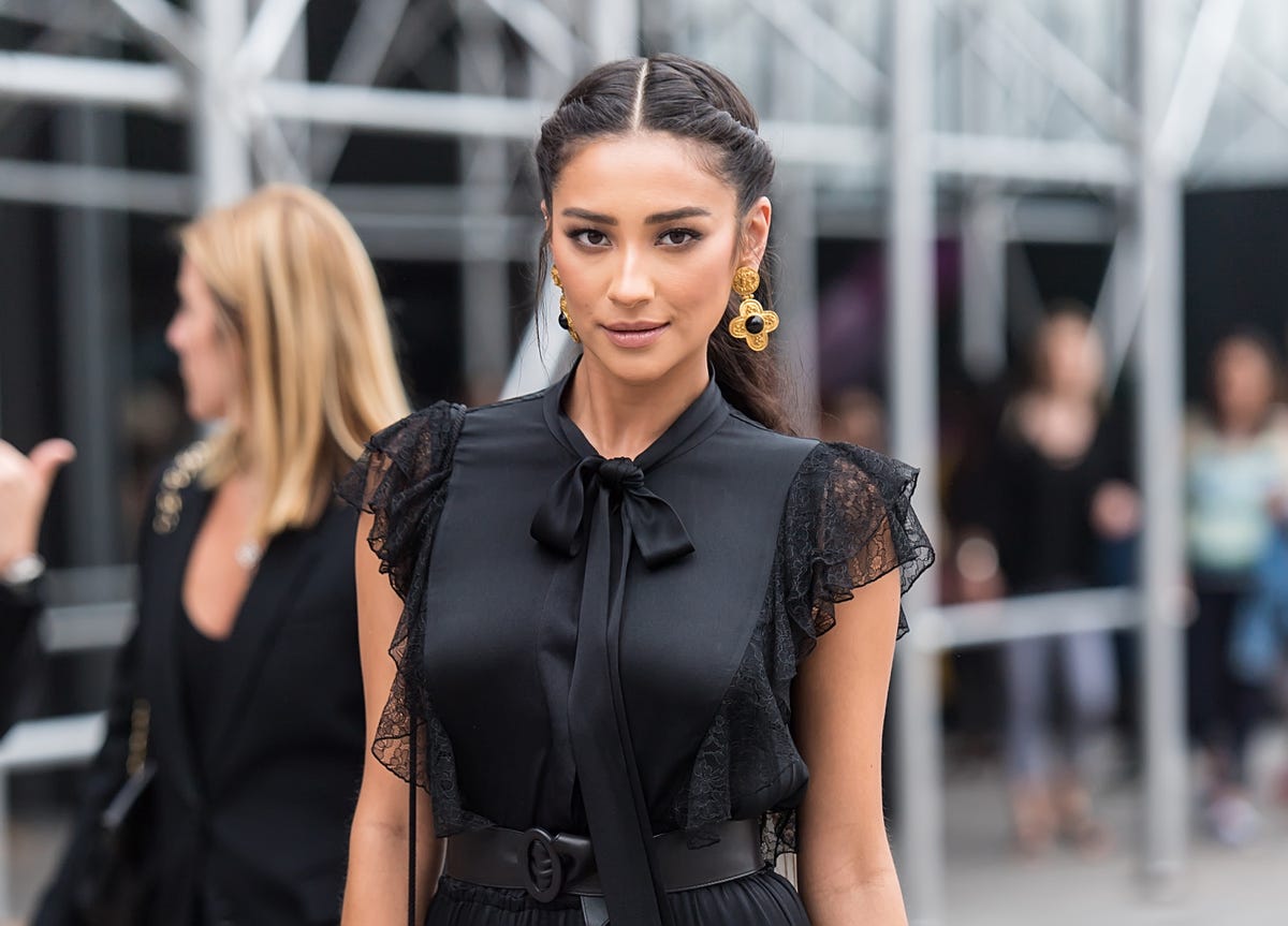 Shay Mitchell Just Trolled Herself By Making A Joke About Her Boobs -  Pretty Little Liars Shay Mitchell Mom Joke