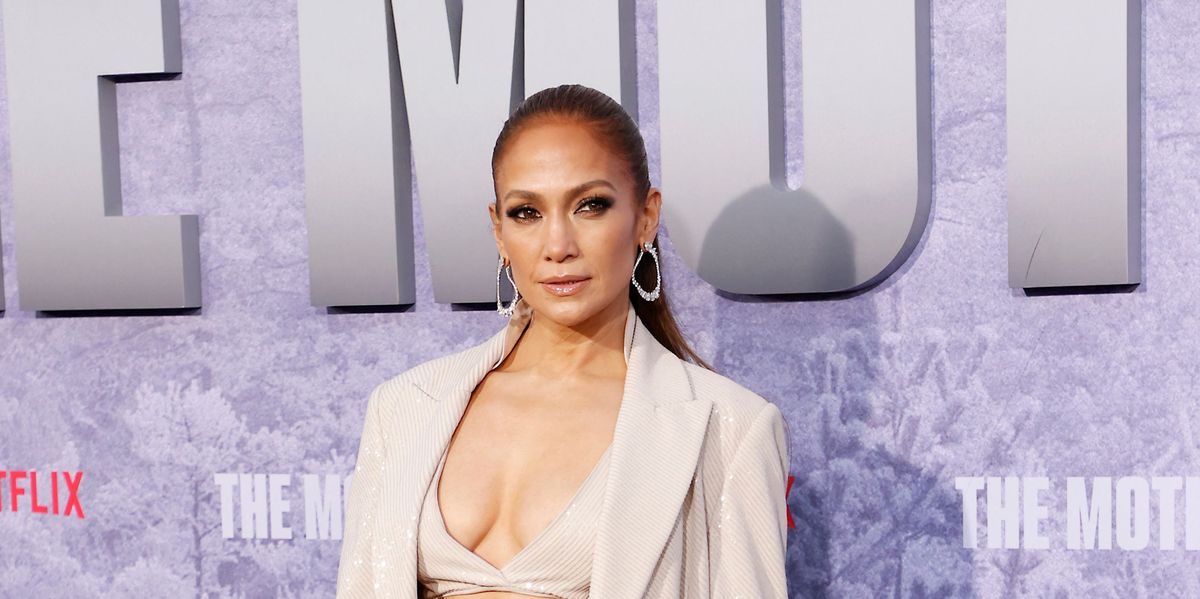 Jennifer Lopez, impressionante con l’abito perfetto per mostrare la sua pancia tonica
