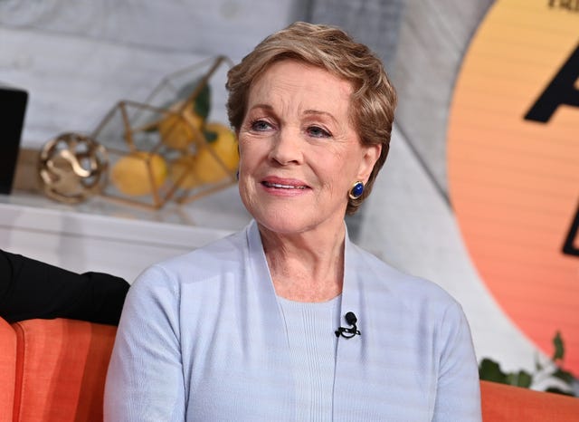 celebrities visit buzzfeed's "am to dm"   october 15, 2019