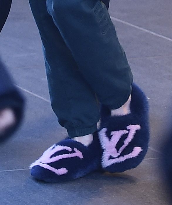 Sophie Turner y sus zapatillas de estar por casa de Louis Vuitton