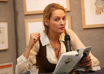 uma thurman con un libro en la mano