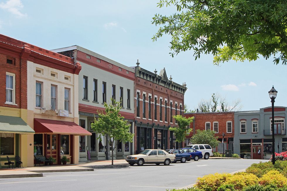 40 of the Quirkiest Small Towns In America - Small American Town Vacation  Spots