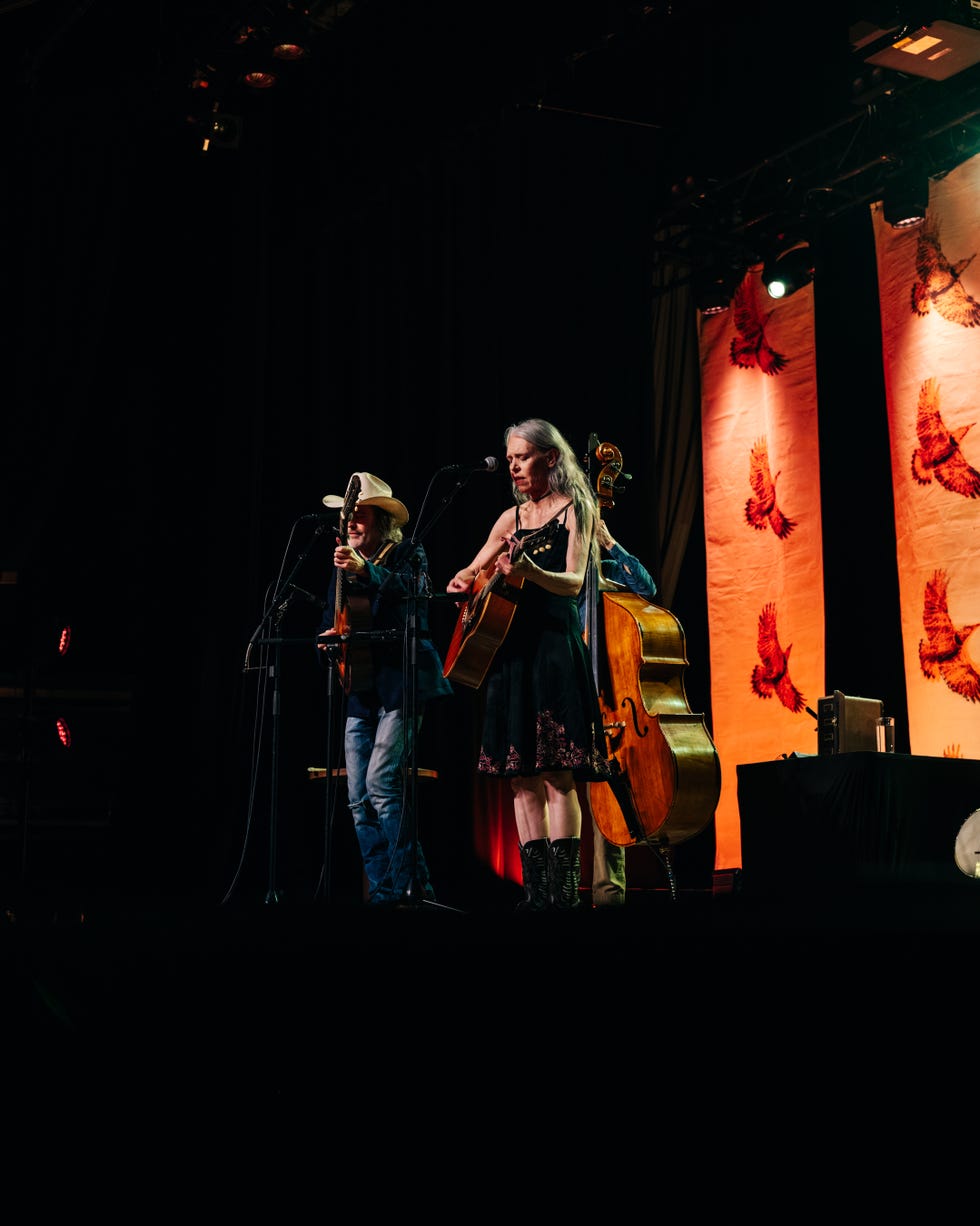 gillian welch and david rawlings perform on the second ﻿night of the shindig revival