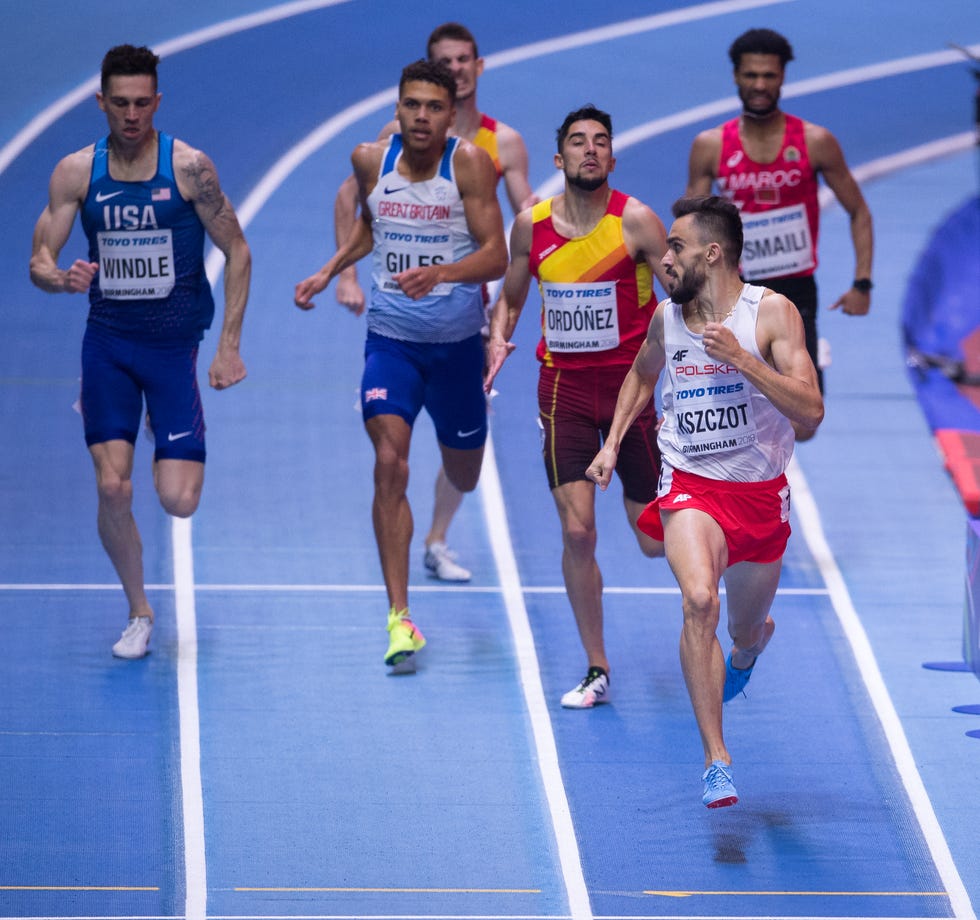 adam kszczot mira atrás durante su victoria en el mundial indoor de birmingham 2018