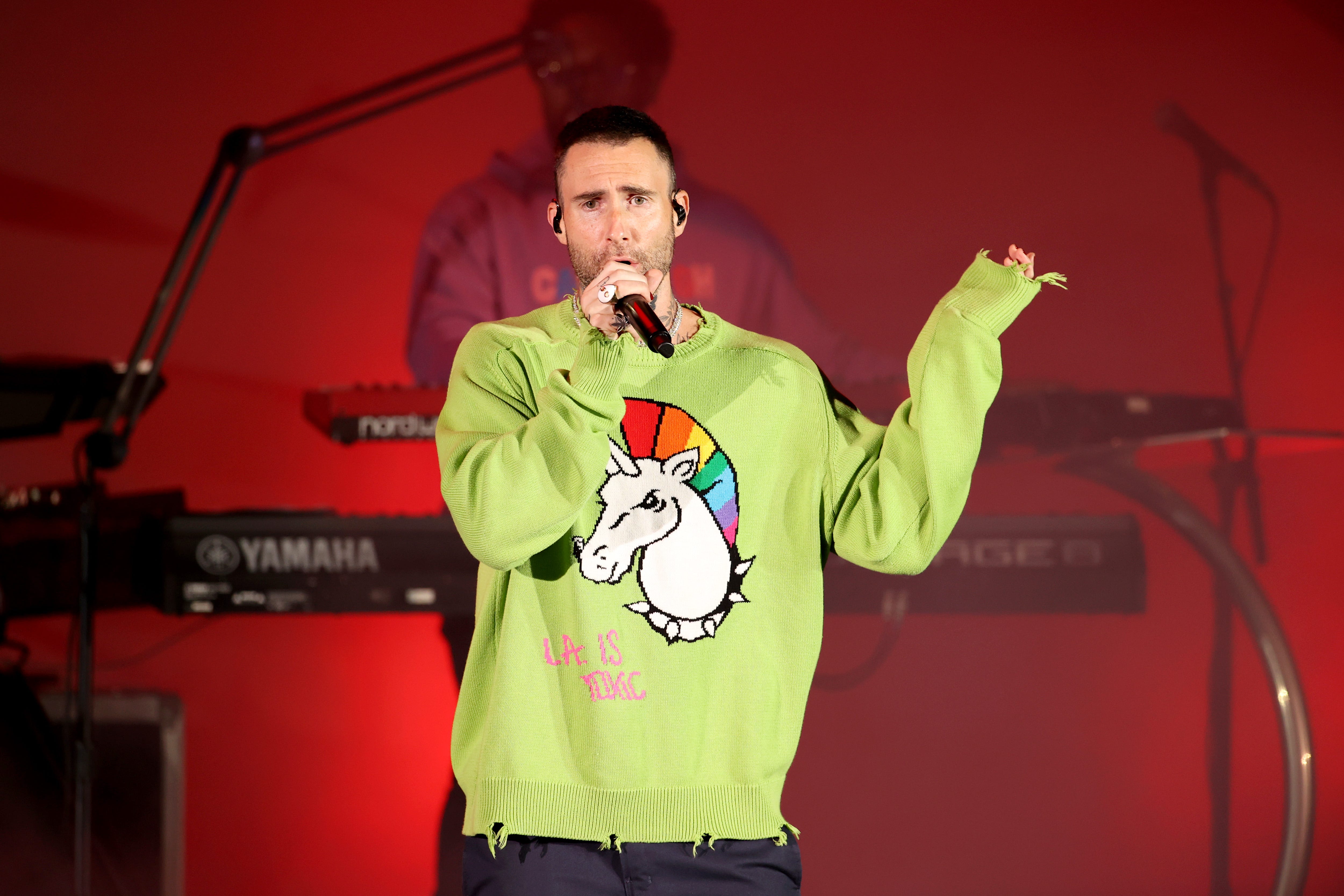 el cantante adam levine de maroon 5