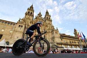 adam yates pedalea por la plaza del obradoiro de santiago de compostela